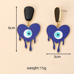 Vue détaillée de boucles d'oreilles cœur avec œil maléfique et design goutte bleue