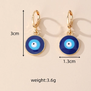Détail des boucles d'oreilles œil du démon dorées montrant la longueur 3cm et taille 1,3cm