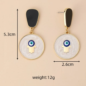 Détail des boucles d'oreilles Main de Fatma et Œil de Protection longs de 5,3 cm