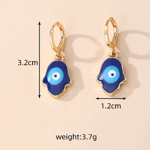 Détail de boucles d'oreilles Main de Fatma dorées avec Œil du Mal, hauteur de 3,2 cm