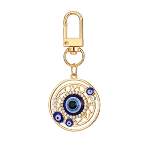 Vue détaillée du porte-clés Œil maléfique doré avec émail bleu et strass étincelants