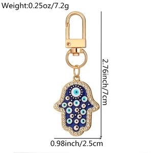 Vue détaillée porte-clés Main de Fatma avec émail bleu œil grec et strass brillants