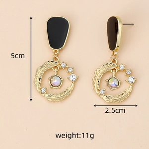 Détail de boucles d'oreilles rétro avec œil protecteur, dimensions de cinq centimètres
