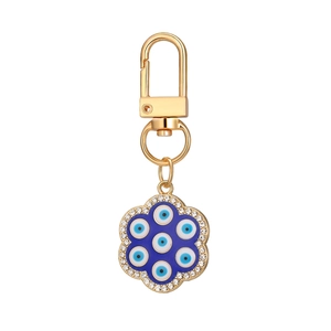 Vue détaillée du lot de 12 porte-clés œil grec avec émail bleu et strass brillants