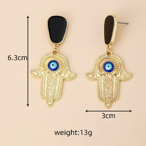 Détail des boucles d'oreilles Main de Fatma avec dimensions de 6,3cm de longueur