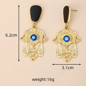 Vue détaillée de boucles d'oreilles Main de Fatma dorées avec œil et dimensions