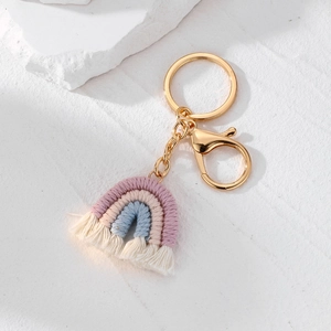 Vue détaillée d'un porte-clés arc-en-ciel fait main avec des pompons et un fermoir doré