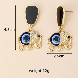 Détail des boucles d'oreilles éléphant dorées avec œil bleu et mesures de taille