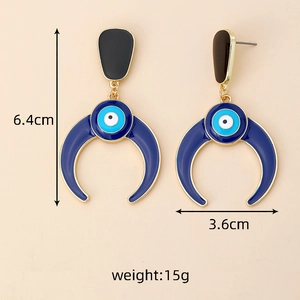 Vue détaillée des boucles d'oreilles rétro Evil Eye et Lune avec dimensions de 6,4 x 3,6 cm