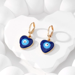 Boucles d'oreilles cœur œil maléfique dorées avec émail bleu sur support minimaliste