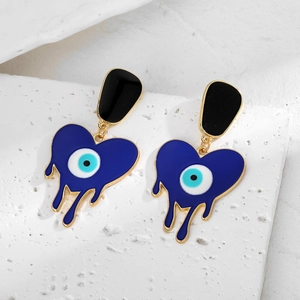 Vue macro détaillée des boucles d'oreilles cœur œil maléfique en émail sur pierre