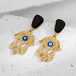 Détail de boucles d'oreilles Main de Fatma avec œil bleu et finition émail noir