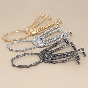 Bracciale Slave Mano di Schelettro Punk Gothic in Lega con Anelli a Forma di Osso per Festa di Halloween Gioielli