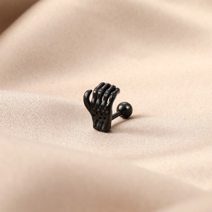 Pendiente de acero inoxidable con forma de mano de calavera negra sobre seda
