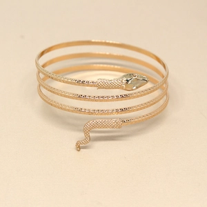 Détail macro d'un bracelet serpent doré avec motif d'écailles texturé réaliste