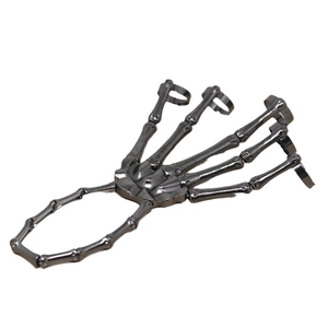 Bracciale punk con mano di scheletro e anelli in metallo nero per feste di Halloween