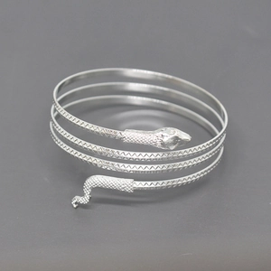 Bracelet serpent rétro en argent avec texture d'écailles détaillée et style punk métal
