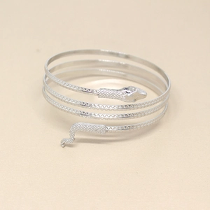 Détail du bracelet serpent argenté avec texture d'écailles et design en spirale multicouche