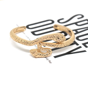 Bracelet manchette serpent doré punk vintage avec écailles en métal texturées