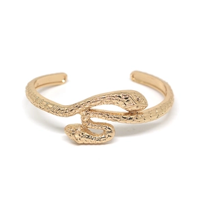 Détails de la texture d'écailles de serpent dorées et du design à double tête du bracelet