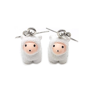 Detalle de pendientes de oveja blanca con ganchos de metal plateado para mujer
