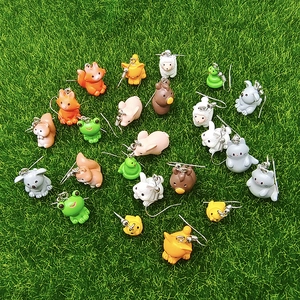 Lindo juego de pendientes de resina con animales dibujos animados sobre césped verde