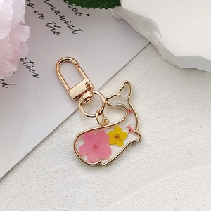 Handgefertigter Delfin Schlüsselanhänger mit Trockenblumen und Harzgehäuse