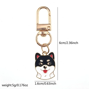 Vue détaillée du porte-clés Shiba Inu noir en émail avec les dimensions du pendentif