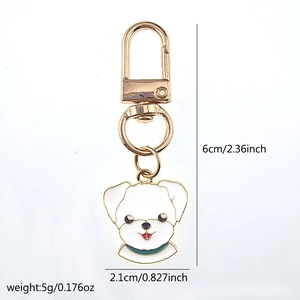 Porte-clés chien en émail montrant les dimensions de 6 cm de long et 2,1 cm de large