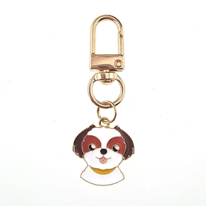 Détail d'un porte-clés émaillé Shih Tzu avec un fermoir mousqueton en alliage doré