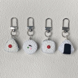 Lot de quatre porte-clés mignons en résine 3D sushi et boulettes de riz avec fermoirs