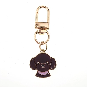 Détail du porte-clés chien teddy avec anneau en métal doré et finition en émail