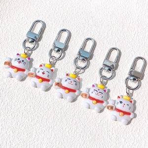 Set di cinque portachiavi gatto portafortuna Maneki Neko in resina con simboli di fortuna