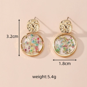 Detail of floral earrings featuring dried petals in resin with measurement 3.2cm