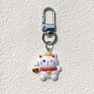 Dettaglio portachiavi gatto della fortuna bianco con lingotto d'oro e moschettone