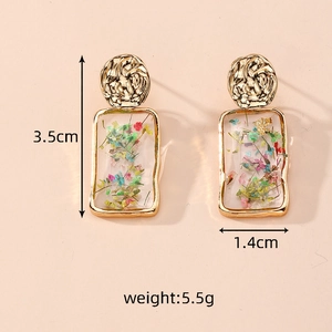Detailed view of dried flower earrings with size dimensions 3.5cm by 1.4cm