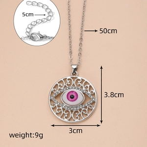 Détail du pendentif Evil Eye montrant les dimensions 3,8x3cm et la chaîne de 50cm réglable
