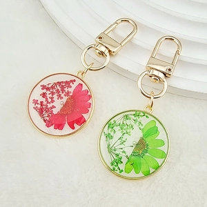 Clear resin round keychain with real dried daisies and gold metal lobster clasp