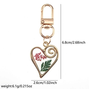 Detail view of heart-shaped resin keychain with dimensions 6.8cm and 6.1g weight
