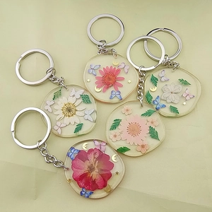 5er-Set handgefertigte Harz-Schlüsselanhänger mit echten Trockenblumen und Schmetterling
