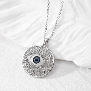 Collier rétro argenté avec pendentif Evil Eye ajouré et accents de cristal bleu