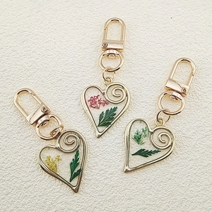 Creative heart shaped keychain with real dried flowers in gold metal frame and lobster clasp