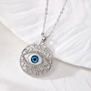 Collier pendentif œil maléfique rétro avec motif géométrique creux et pierres bleues
