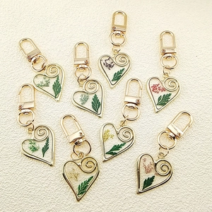 Creative heart shaped resin keychain with real dried flowers and golden metal hooks