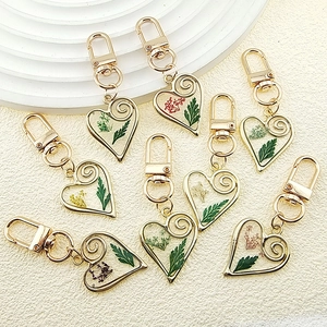 Creative Transparent Heart Resin Keychain With Natural Dried Flowers And Green Leaves Drip Glue Pendant For Women Jewelry
