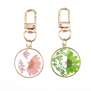 Handmade clear resin daisy keychain with dried flowers and gold metal lobster clasp