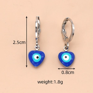 Dettaglio degli orecchini a cuore malocchio con misure di 2,5 cm di altezza e 0,8 cm