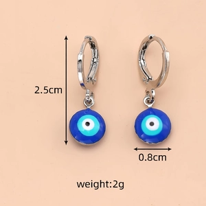 Dettaglio orecchini malocchio con misure precise di 2,5 cm e 0,8 cm di diametro ciondolo