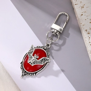Porte-clés chauve-souris gothique avec gemme rouge ovale et fermoir mousqueton argenté