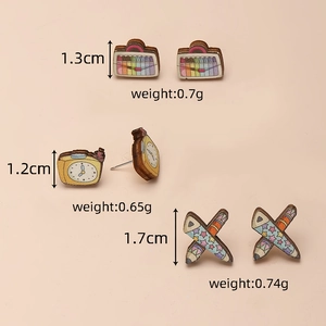 Détail des boucles d'oreilles en bois avec sac, réveil et crayon avec dimensions